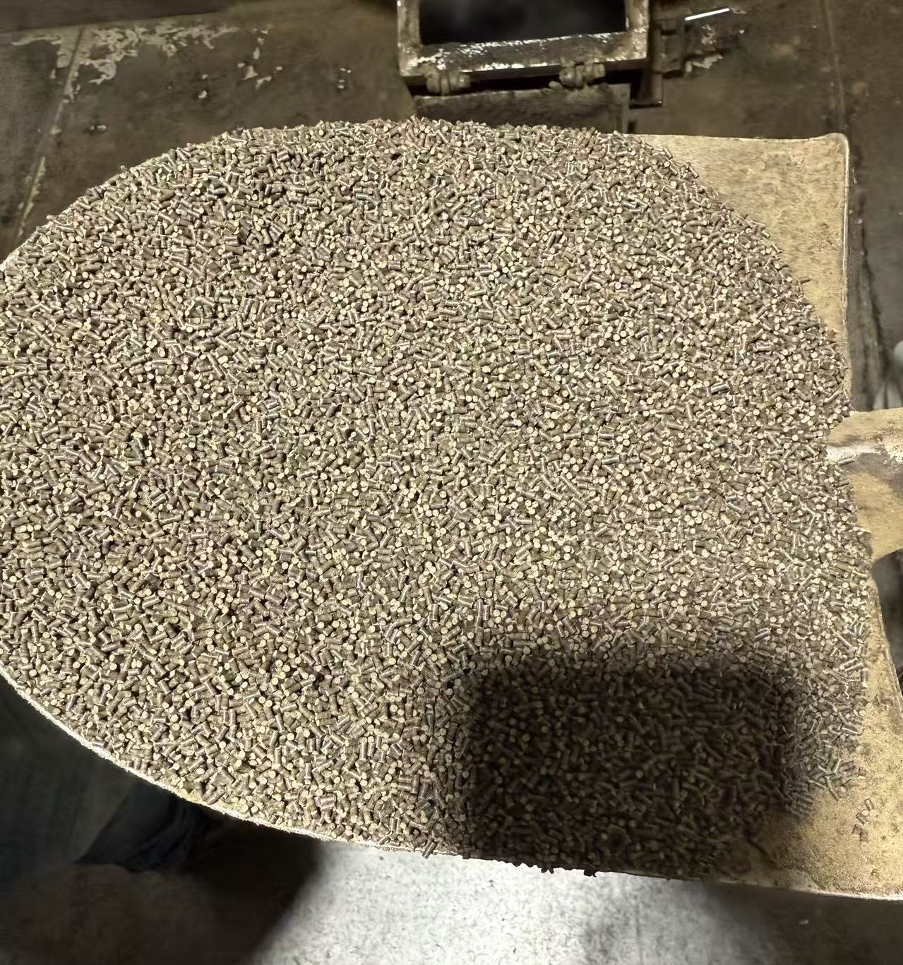 pellets look acceptable in the plant, but fines are visible after transport or at destination